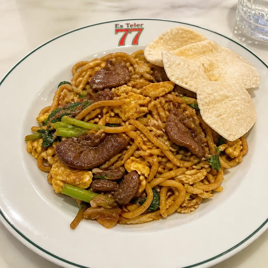 Mie Goreng Daging Es Teler 77 dengan daging sapi dan telur orak-arik